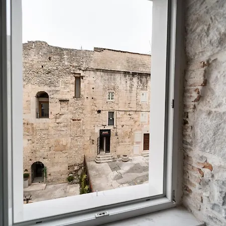 Tifani Luxury Rooms-3
